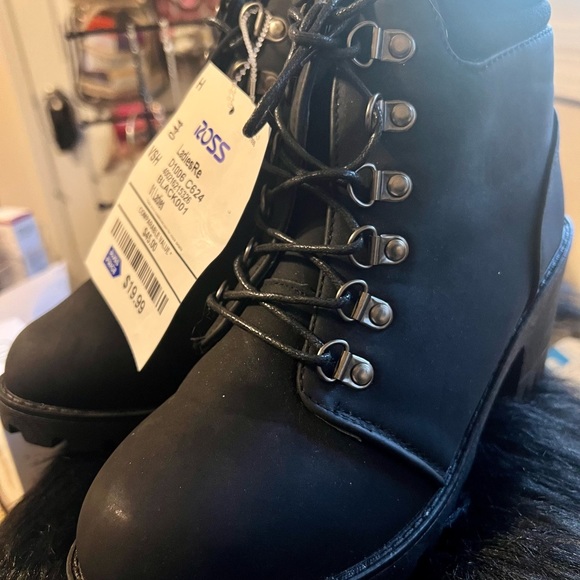 Ladies Black Boots - Picture 4 of 11